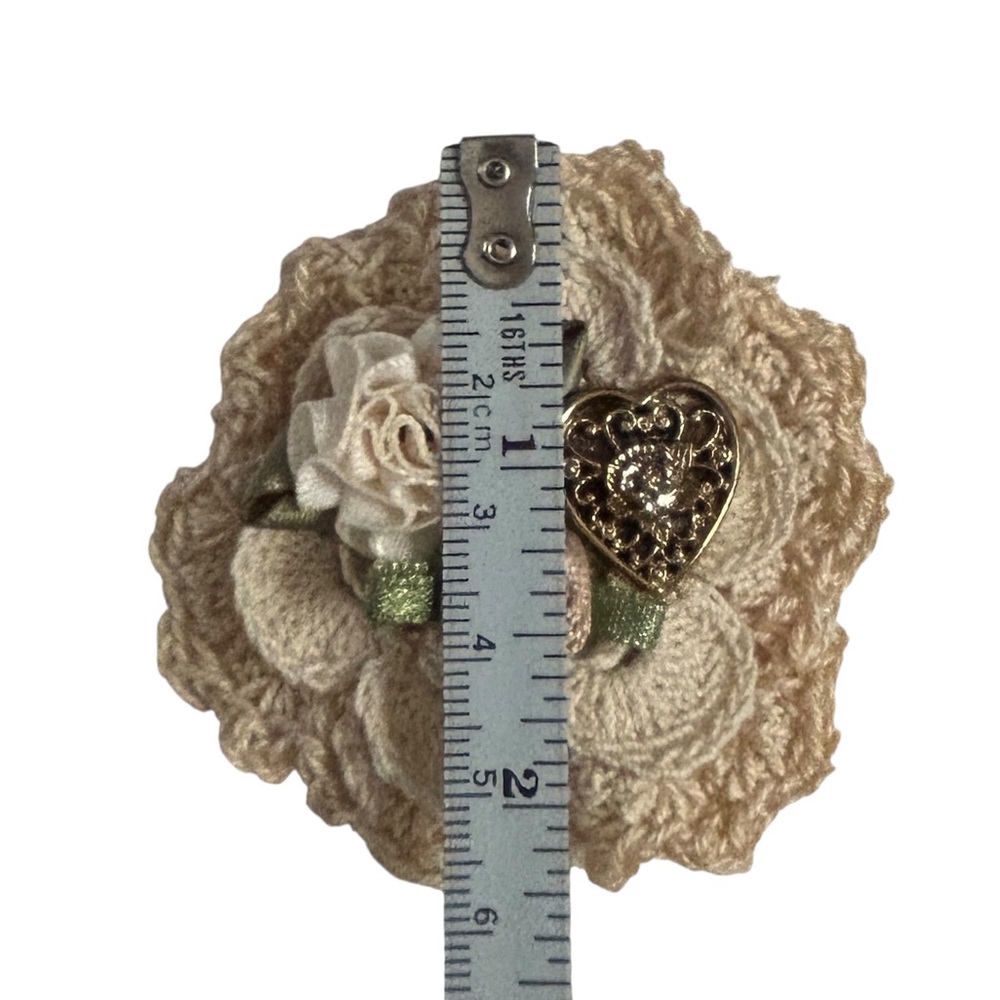 Vintage Handmade Ivory Flower Crocheted Yarn Flower Brooch Pin Preowned - Picture 6 of 10